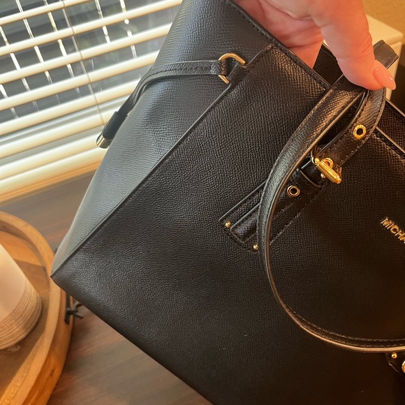 Michael Kors ‘Voyager’ Leather Tote Bag - Picture 10 of 10